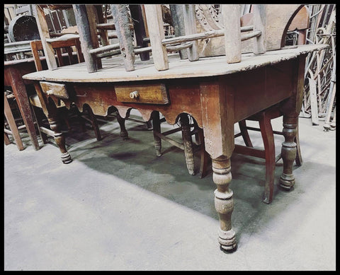 I.3673 MESA DE MADERA CON CURVAS Y DOS CAJONES