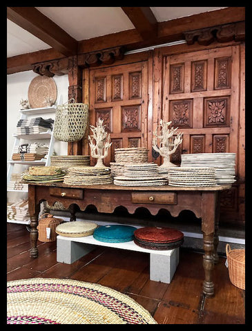 I.3673 MESA DE MADERA CON CURVAS Y DOS CAJONES