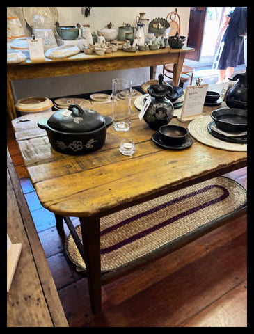 I.3674 MESA DE TABLONES AMARILLOS CON TRAVEZAÑOS