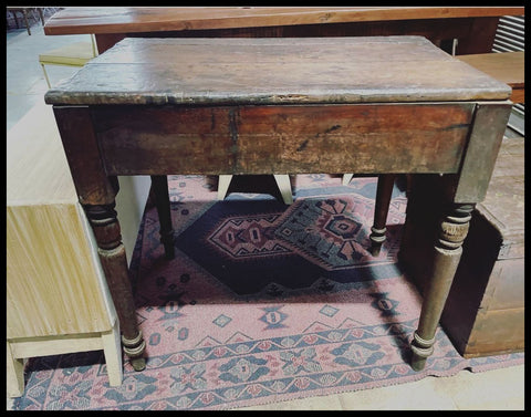 I.3677 PEQUEÑA MESA RÚSTICA