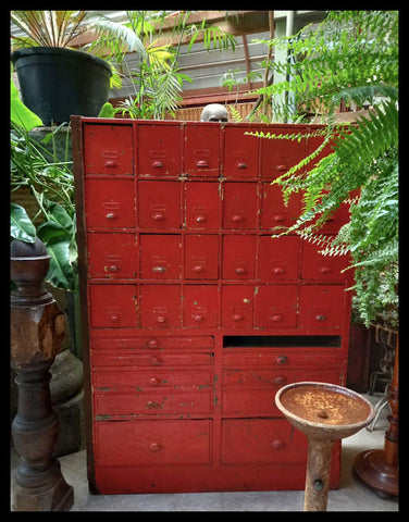 I.3678 MUEBLE ROJO