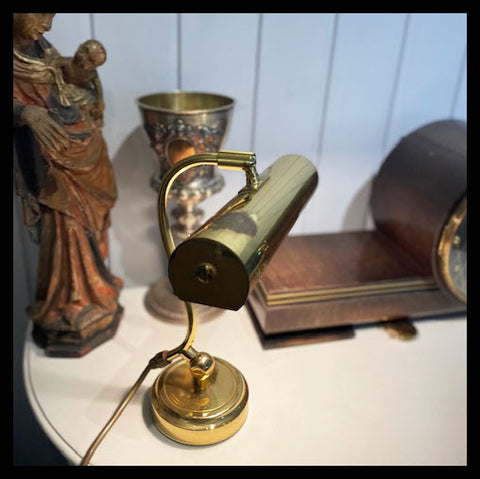 II.3321 PEQUEÑA LÁMPARA DE MESA DE BRONCE