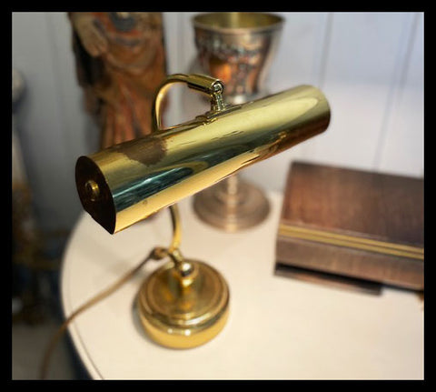 II.3321 PEQUEÑA LÁMPARA DE MESA DE BRONCE