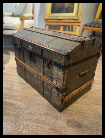 II.3323 BAÚL ANTIGUO DE VIAJE