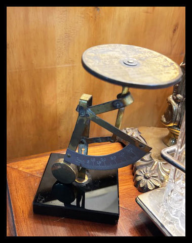 II.3329 PEQUEÑA PESA DE CARTAS