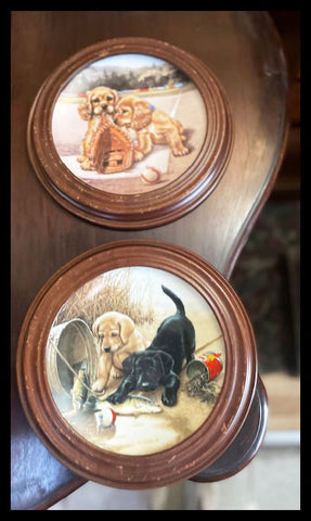 II.3340 PAR DE PLATOS DE PERRITOS ENMARCADOS EN MADERA