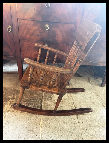 I.3691 MECEDORA DE NIÑOS