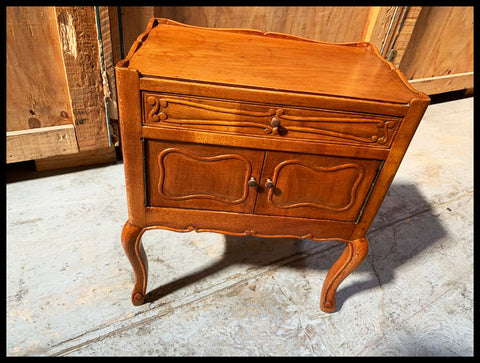 I.3695 PAR DE VELADORES