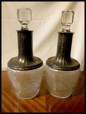 II.2390 PAR DE BOTELLAS DE CRISTAL CON GOLLETE DE PLATA