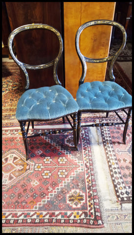 I.3702 PAR DE SILLAS CON INCRUSTACIONES