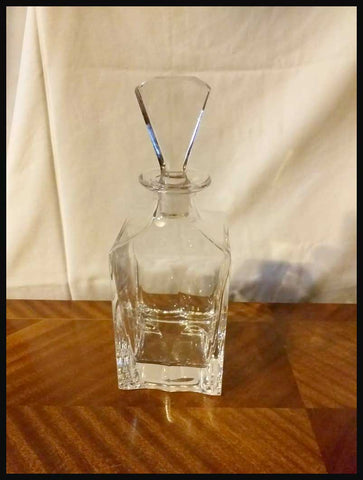 II.2391 BOTELLA CUADRADA TAPA TRIANGULAR