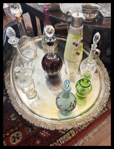 II.3364 BANDEJA DE PLAQUÉ Y LICORERAS