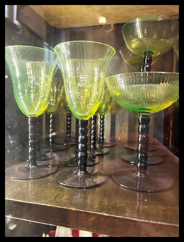 II.3365 JUEGO DE COPAS VERDES QUE SE ILUMINAN EN LA OSCURIDAD