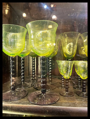 II.3365 JUEGO DE COPAS VERDES QUE SE ILUMINAN EN LA OSCURIDAD
