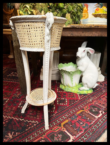 II.3373 JARDINERA DE MADERA Y JUNCO