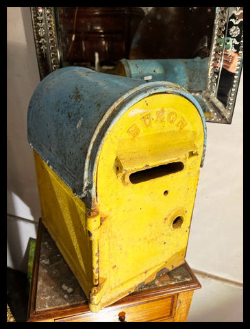 II.3380 BUZÓN DE CARTAS DE FIERRO