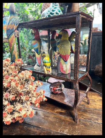 I.3730 PEQUEÑA VITRINA DE FIERRO