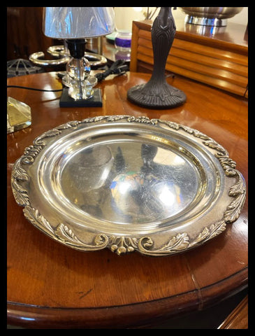 II.3387 PLATO CON BORDE DECORADO DE PLAQUÉ