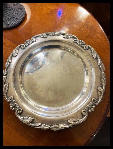 II.3387 PLATO CON BORDE DECORADO DE PLAQUÉ