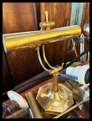 II.3388 LÁMPARA DE BRONCE DE MESA