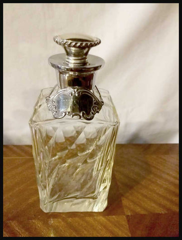 II.2396 BOTELLA DE WHISKEY CON TAPA Y GOLLETE DE PLATA