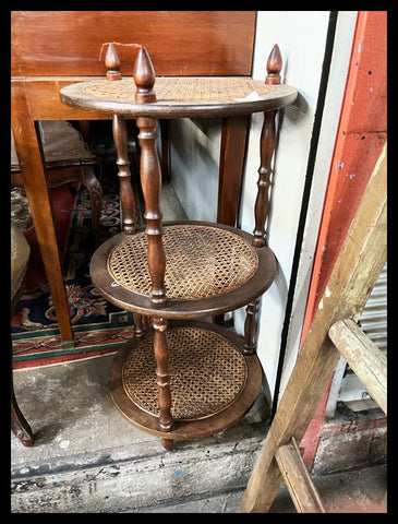 I.3736 REPISA DE TRES PISOS DE JUNCO