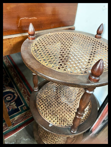 I.3736 REPISA DE TRES PISOS DE JUNCO