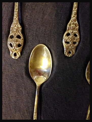 II.2399 JUEGO 12 CUCHARAS DE PLATA EN CAJA