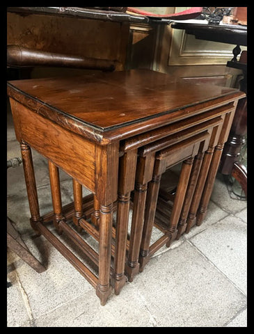 II.3542 CUARTETO DE MESAS NIDO