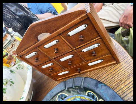 II.3597 ESPECIERO DE MADERA