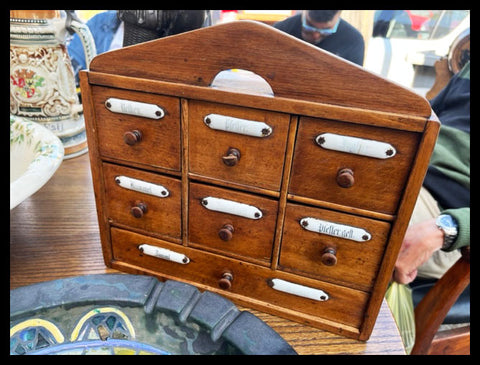 II.3597 ESPECIERO DE MADERA