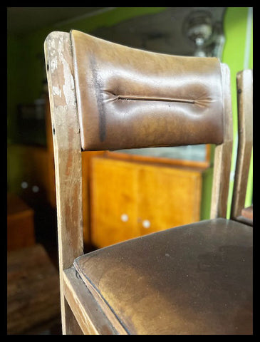 I.4085 TRÍO DE SILLAS DE MADERA Y CUERO