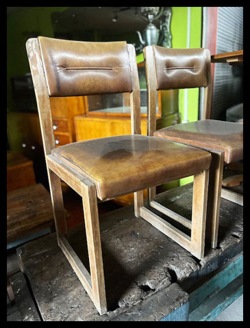 I.4085 TRÍO DE SILLAS DE MADERA Y CUERO