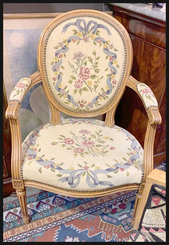 I.1906 PAR DE SILLAS BORDADO FLORES