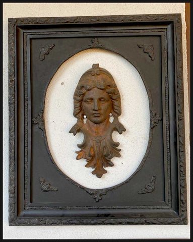 II.2422 FIGURA DE FIERRO Y MARCO NEGRO