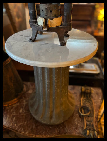 I.3933 MESITA DE MÁRMOL