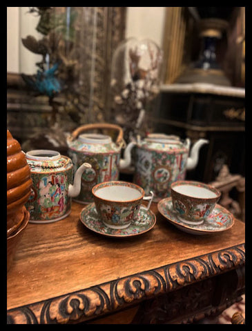 II.3402 JUEGO DE TETERAS Y TAZAS CANTÓN