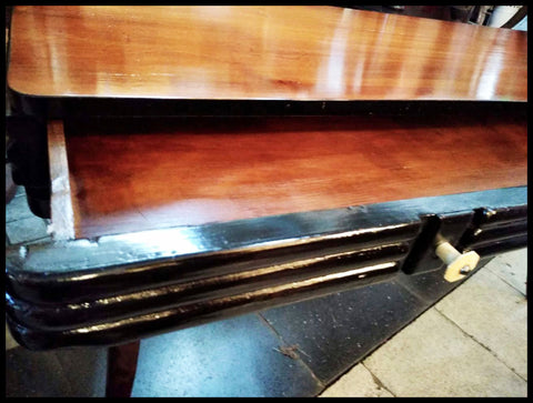 I.3502  MESA DE APOYO ART DECO CON SELLO