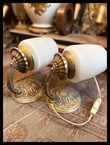 II.3606 PAR DE APLIQUÉS DE BRONCE Y OPALINA