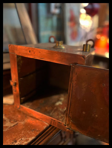 II.3414 CAJA DE SEGURIDAD DE BRONCE Y COBRE