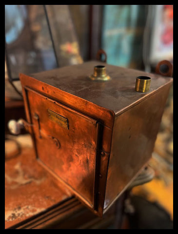 II.3414 CAJA DE SEGURIDAD DE BRONCE Y COBRE