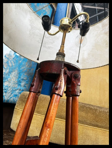 II.3612 LÁMPARA DE PIE DE TRÍPODE