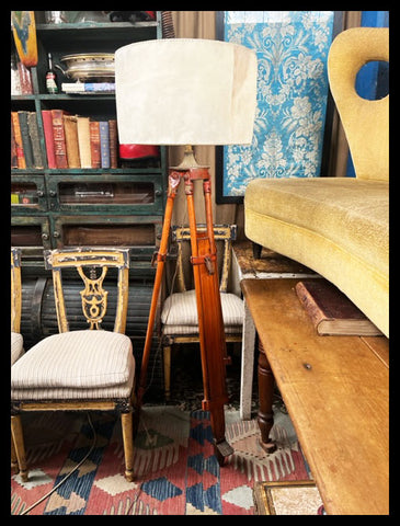 II.3612 LÁMPARA DE PIE DE TRÍPODE