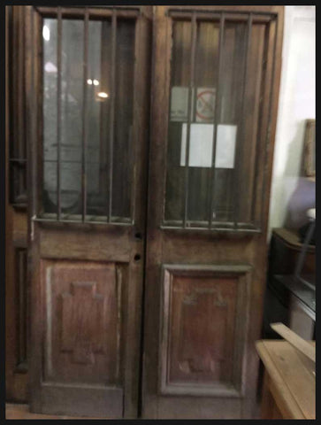 II.2437 PAR DE PUERTAS BAJAS DE MADERA, VIDRIO Y FIERRO