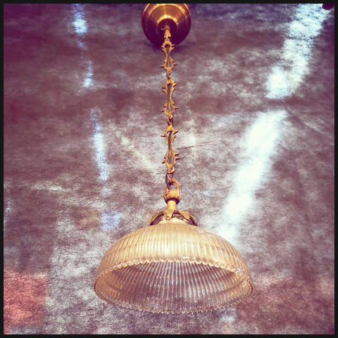 II.2439 LAMPARITA COLGANTE DE VIDRIO Y BRONCE