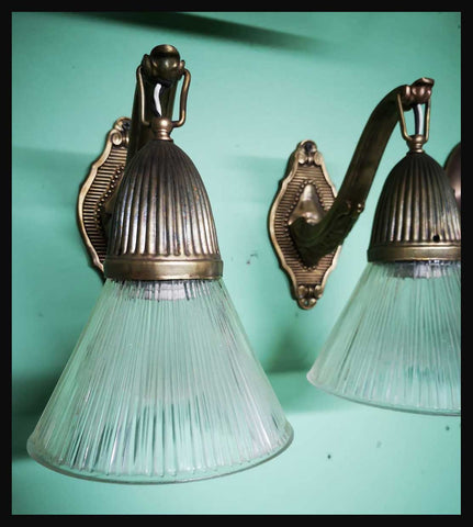 II.2443 PAR DE APLIQUÉS DE BRONCE Y VIDRIO