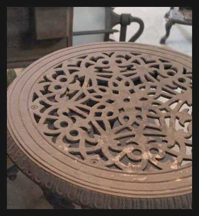 I.1947 MESA DE FIERRO FUNDIDO CON 3 PATAS