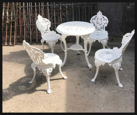I.1952 JUEGO BLANCO DE FIERRO FUNDIDO CON 4 SILLAS