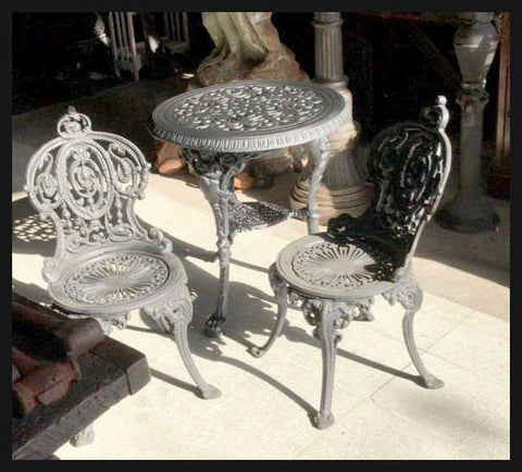 I.1953 JUEGO NEGRO DE FIERRO FUNDIDO CON 2 SILLAS