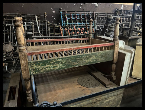 II.3420 CUNITA DE MADERA PINTADA